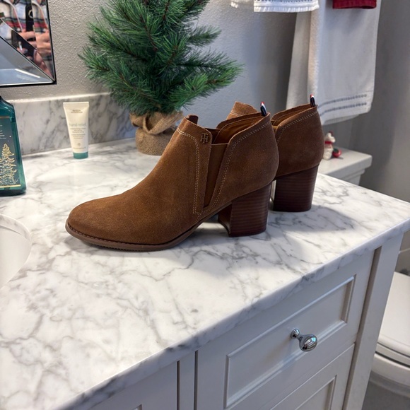 Tommy Hilfiger Tan Ankle Booties - Picture 1 of 5